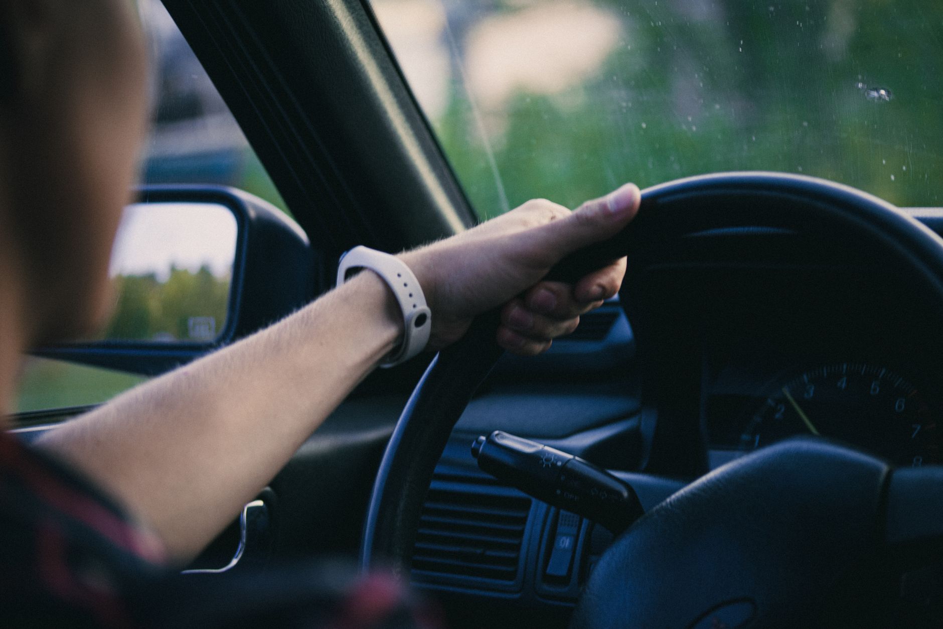 Handen aan het stuur tijdens een ontspannen rijles