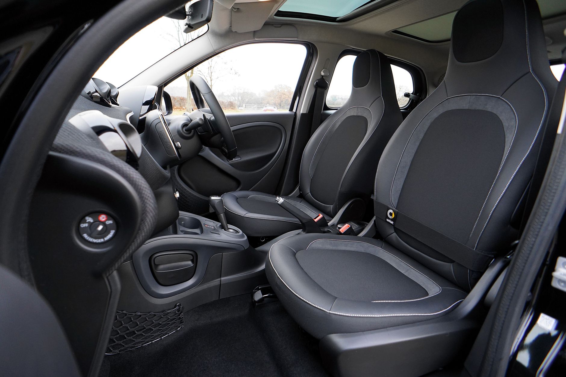 Interieur van een lesauto met automaat
