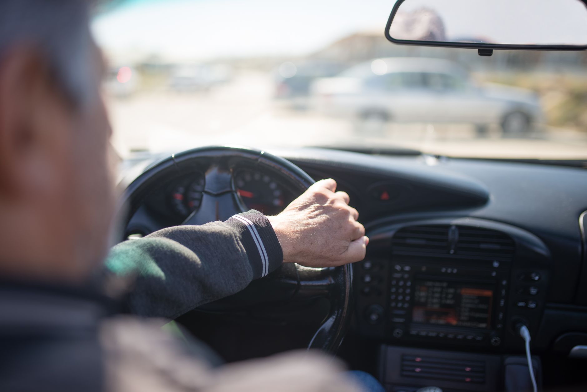 Leerling achter het stuur tijdens een rijles in de automaat